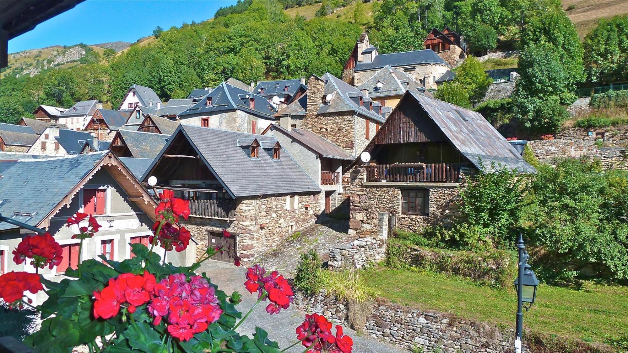 Hotel - Restaurant - Bar - Le Sapin Fleuri Bourg-dʼOueil المظهر الخارجي الصورة