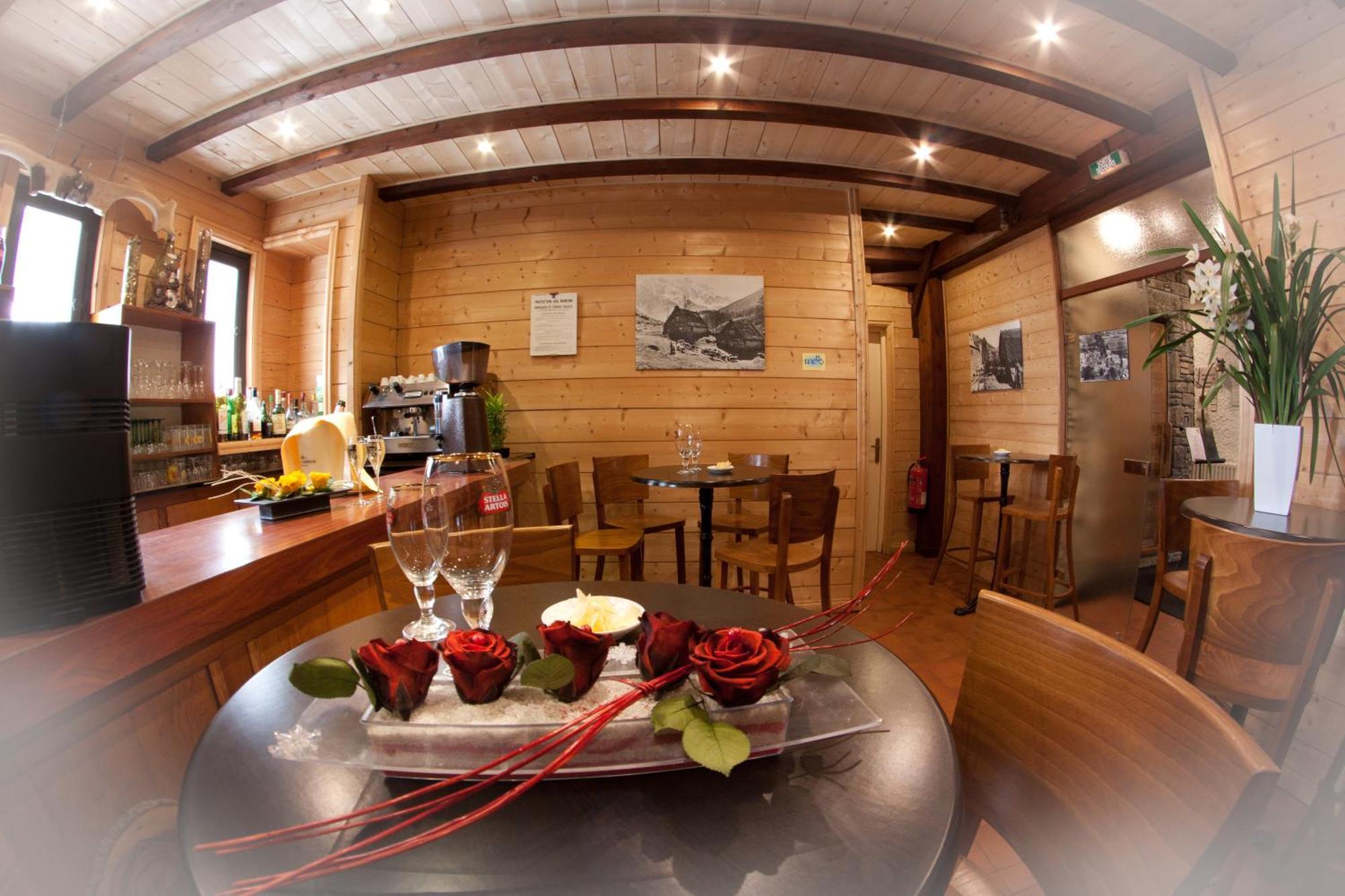 Hotel - Restaurant - Bar - Le Sapin Fleuri Bourg-dʼOueil المظهر الخارجي الصورة