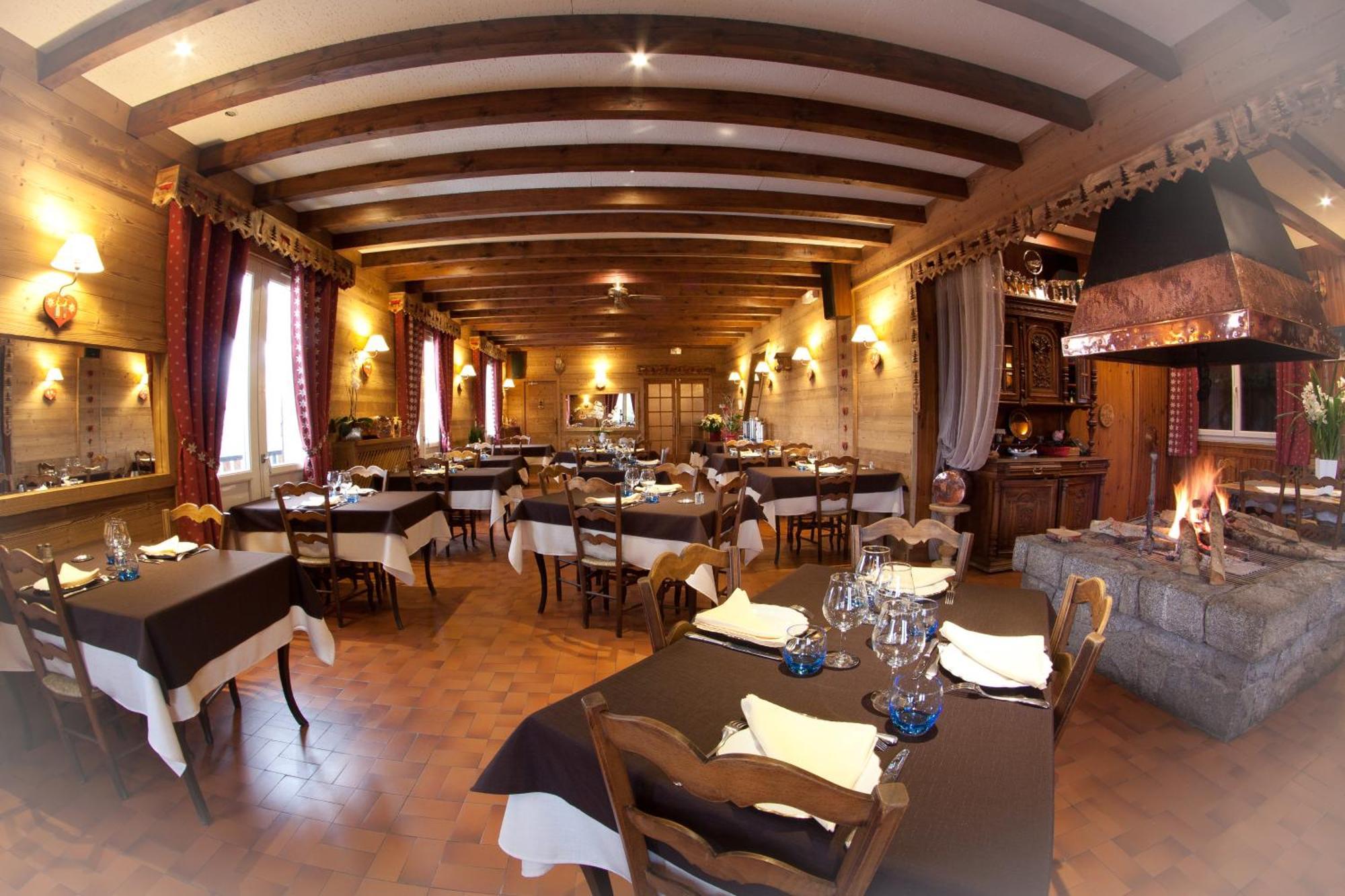 Hotel - Restaurant - Bar - Le Sapin Fleuri Bourg-dʼOueil المظهر الخارجي الصورة