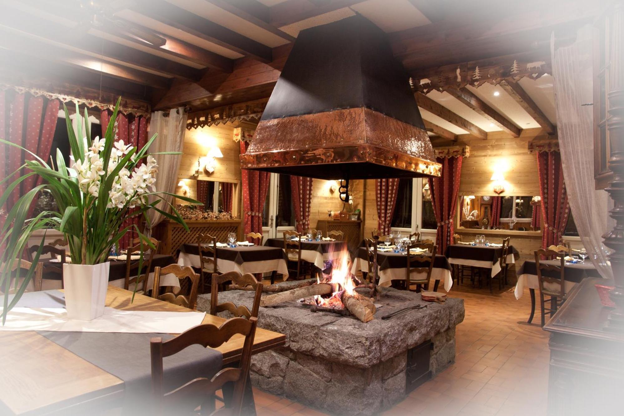 Hotel - Restaurant - Bar - Le Sapin Fleuri Bourg-dʼOueil المظهر الخارجي الصورة