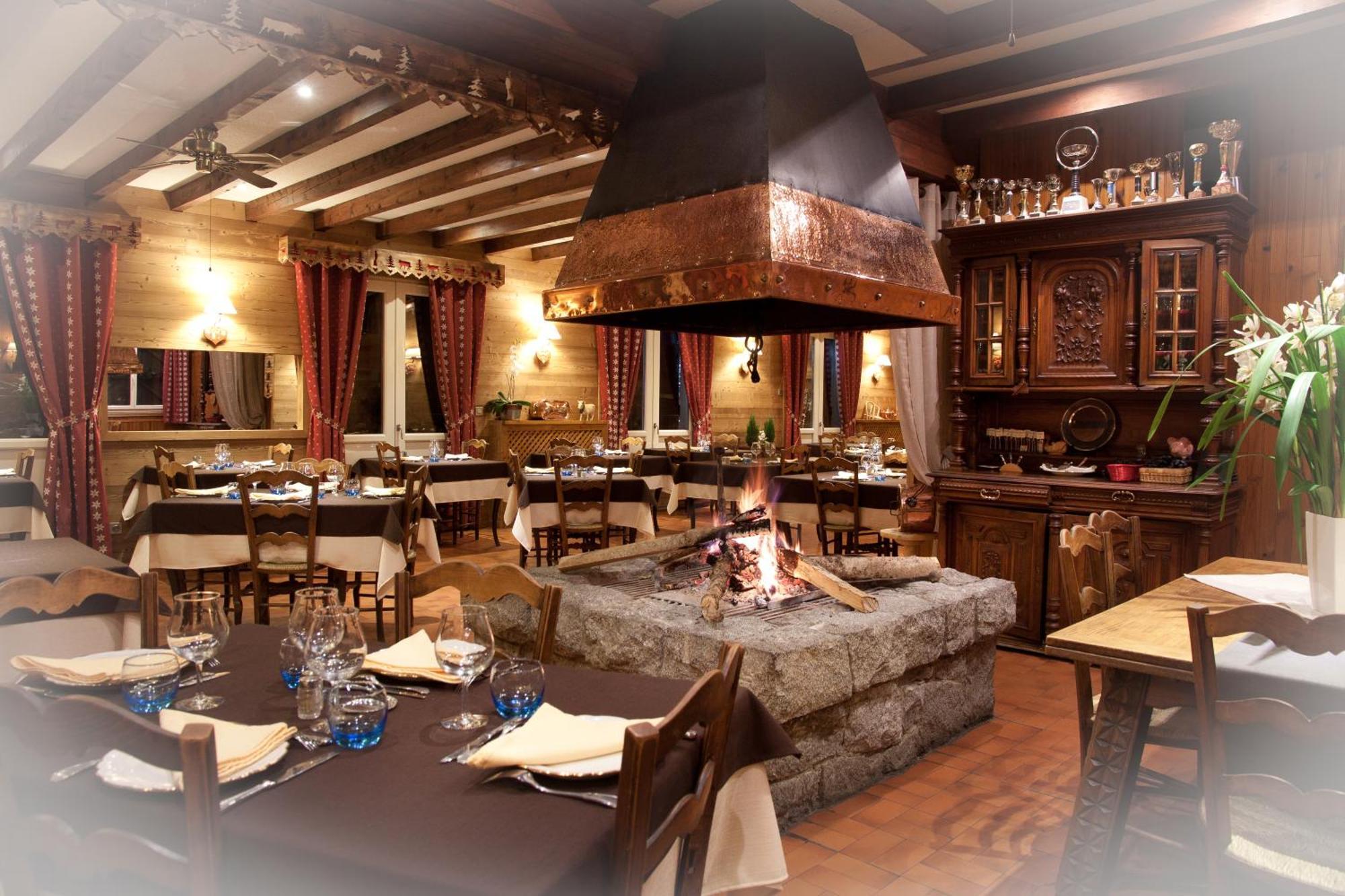 Hotel - Restaurant - Bar - Le Sapin Fleuri Bourg-dʼOueil المظهر الخارجي الصورة