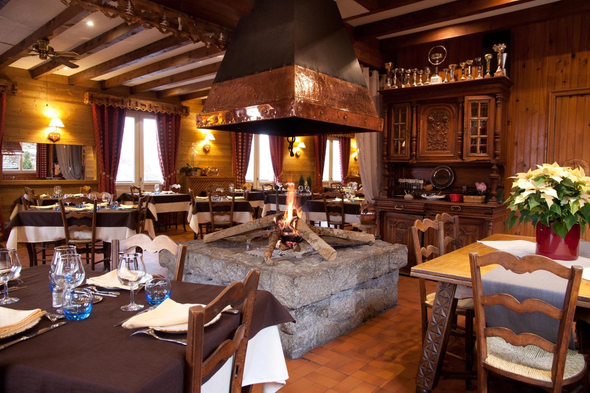 Hotel - Restaurant - Bar - Le Sapin Fleuri Bourg-dʼOueil المظهر الخارجي الصورة