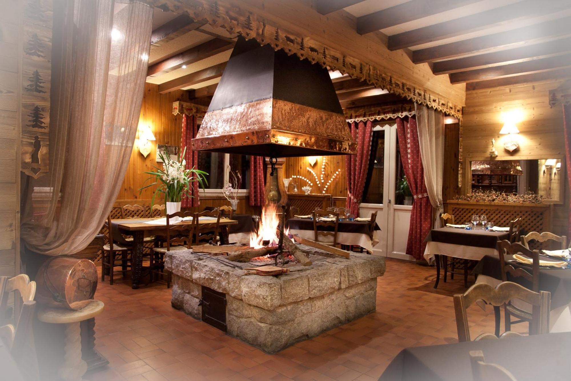 Hotel - Restaurant - Bar - Le Sapin Fleuri Bourg-dʼOueil المظهر الخارجي الصورة