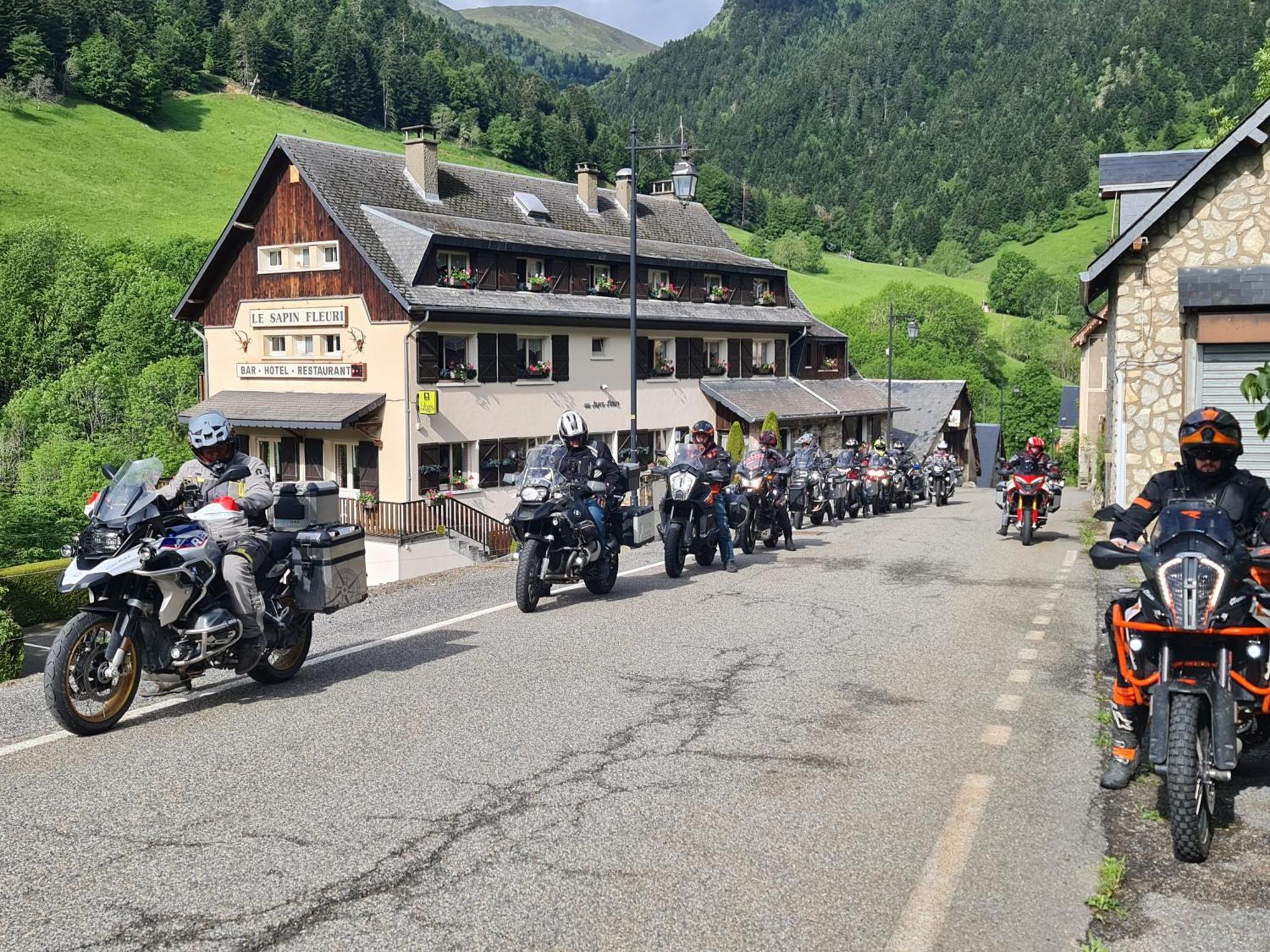 Hotel - Restaurant - Bar - Le Sapin Fleuri Bourg-dʼOueil المظهر الخارجي الصورة