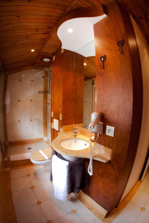 Hotel - Restaurant - Bar - Le Sapin Fleuri Bourg-dʼOueil الغرفة الصورة